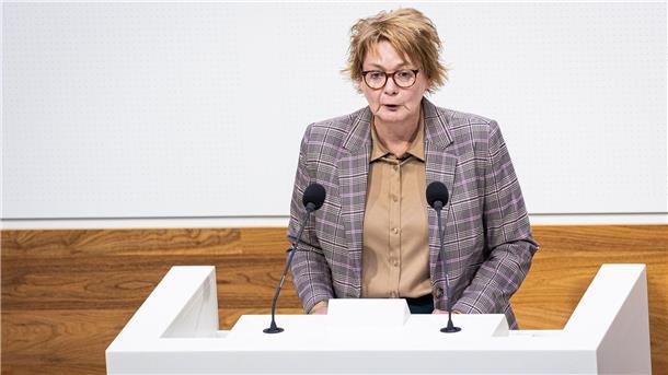 CDU und AfD fordern konsequentere Abschiebungen Innenministerin Behrens warnt davor, das Asylrecht infrage zu stellen.
