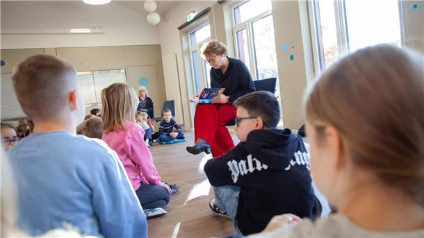 Innenministerin Daniela Behrens aus Bokel in ungewohnter Rolle – beim Vorlesen an der Deichgraf-Johans-Grundschule in Dorum.