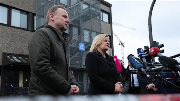 Amoktäter bei Zeugen Jehovas ist Ex-Gemeindemitglied Innenministerin Nancy Faeser mit Hamburgs Innensenator Andy Grote am Ort des Amoklaufs.