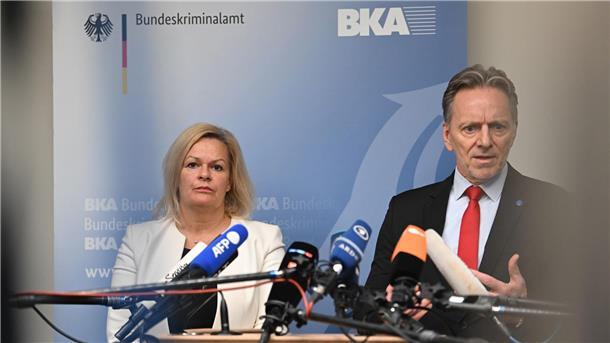 BKA zur Lage in Deutschland: „Eskalationspotenzial ist groß“ Innenministerin Nancy Faeser und BKA-Präsident Holger Münch äußern sich nach dem Besuch des Gemeinsamen Terrorismusabwehrzentrums. Seit dem Hamas-Angriff wurden in Deutschland mehr als 3500 Straftaten registriert.