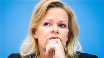Innenministerin Nancy Faeser will den Ausländerbehörden mehr Zeit für Abschiebungen abgelehnter Asylbewerber verschaffen.