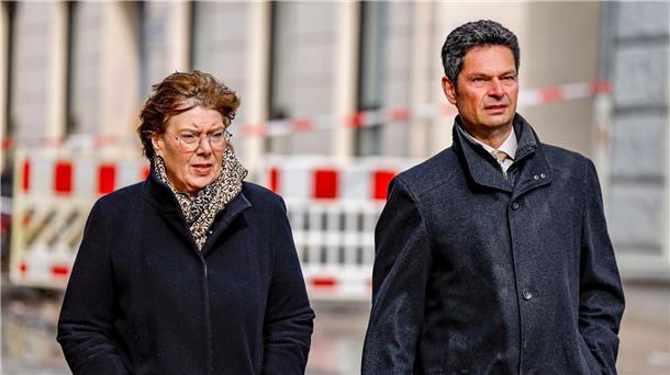 Oma und Enkel sterben bei Hausbrand in Flensburg Innenministerin Sabine Sütterlin-Waack und Flensburgs Oberbürgermeister Fabian Geyer am Unglücksort.