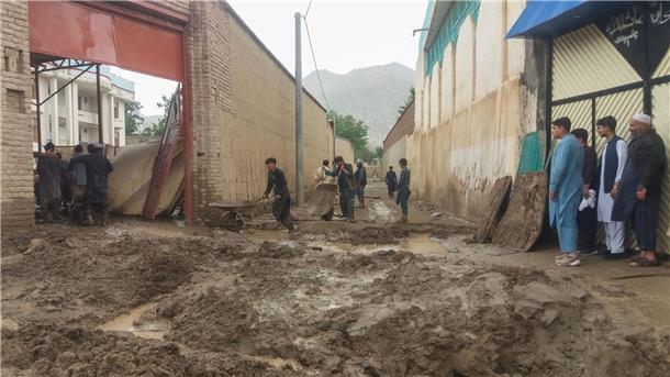 Innerhalb der vergangenen 72 Stunden seien durch die Fluten in Afghanistan mehr als 30 Menschen ums Leben gekommen, bestätigte der Katastrophenschutz.