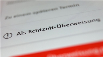 Innerhalb von Sekunden ist das Geld von einem aufs andere Konto überwiesen. (Symbolbild)