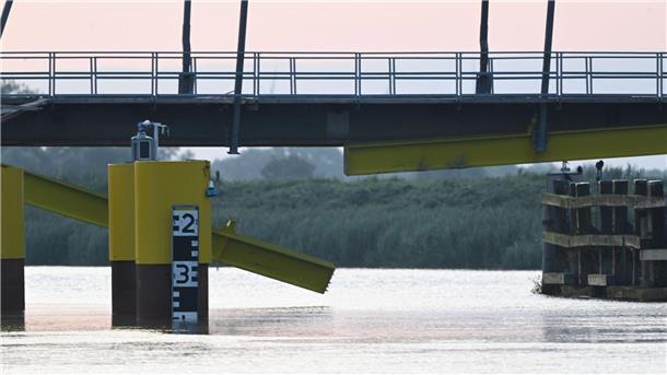 Innerhalb weniger Monate ist zum zweiten Mal ein Binnenschiff gegen die Eisenbahnbrücke in Elsfleth im Landkreis Wesermarsch gefahren und hat diese beschädigt. Der Unfall hat Auswirkungen auf niedersächsische Häfen.