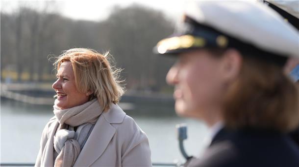 Wehrbeauftragte Högl fordert Investitionen in die Marine Ins Gespräch kam Högl auch mit der Kommandeurin des 3. Minensuchgeschwaders Inka von Puttkamer (rechts).