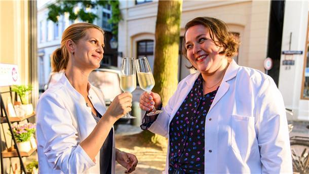 „Friesland“: Tourismus-Boom fordert Bauernopfer Insa Scherzinger (Theresa Underberg, l.) und Melanie Harms (Tina Pfurr, r.) haben allen Grund zu feiern: Nach einem existentiellen Schock können die beiden Apothekerinnen endlich aufatmen.