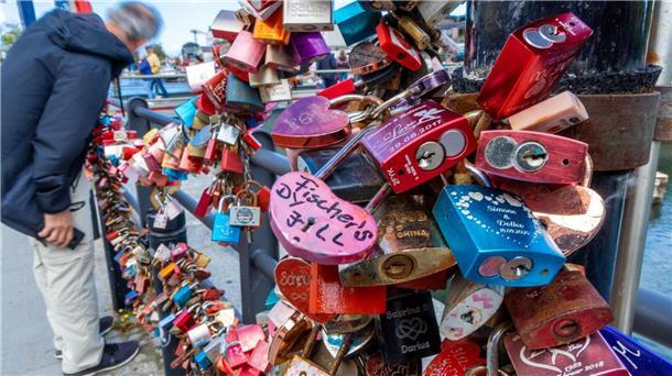 Wie Liebe unser Gehirn auf den Kopf stellt Insbesondere frisch Verliebte neigen dazu, den geliebten Menschen auf ein Podest zu stellen.