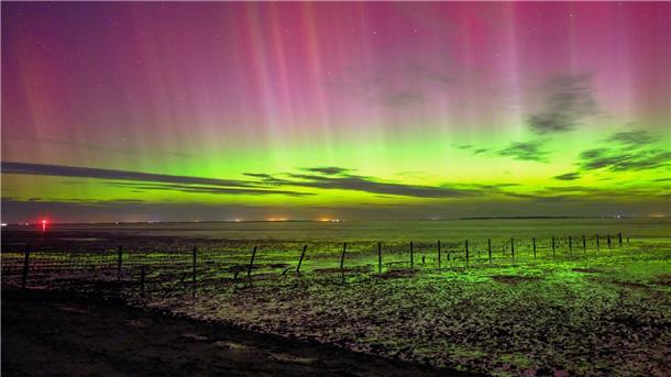Polarlichter leuchten über Teilen Deutschlands Insbesondere im ländlichen Raum konnten die Lichter gut beobachtet werden, wie hier in Schillig in Niedersachsen.