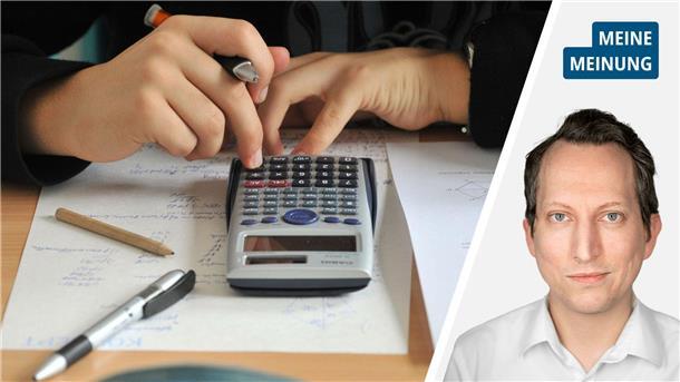 Bildungsstudien und Bildungstests: Nicht reden, sondern handeln Es werden Kinderhände gezeigt, die an einem Taschenrechner eine Aufgabe lösen.