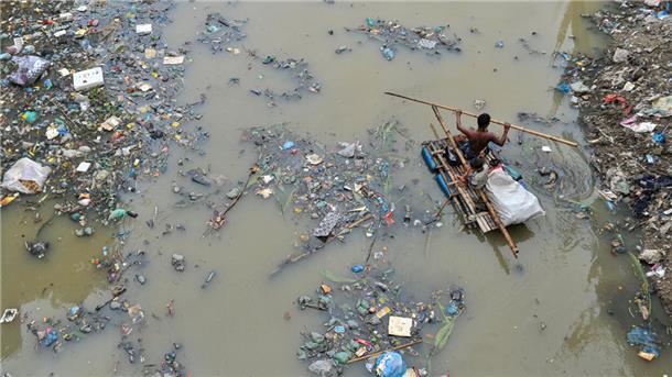 Plastikmüll im Fluss bei Bangladesch