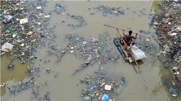 Plastikmüll im Fluss bei Bangladesch