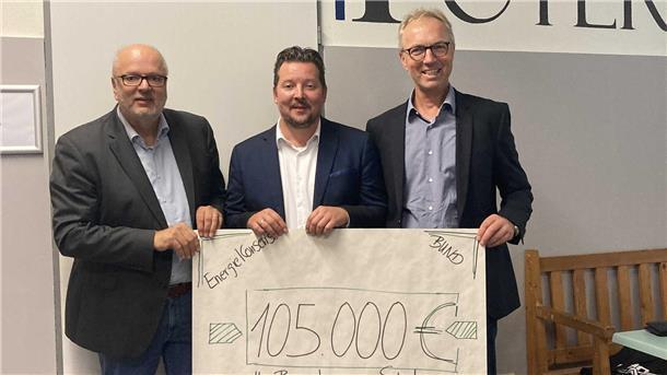 Scheckübergabe in Höhe von 105.000 Euro durch das Energiesparprojekt "¾plus"