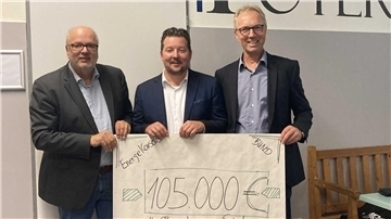 Scheckübergabe in Höhe von 105.000 Euro durch das Energiesparprojekt "¾plus"