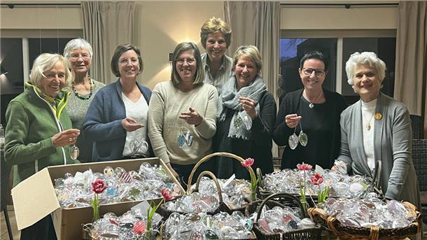 Insgesamt 1.500 Schmuck-Ostereier haben die Damen des Service-Clubs Inner Wheel Nordheide gebastelt und mit Losnummern gefüllt. Den Käufern winken attraktive Preise, dem Verein Einnahmen, die über entsprechende Institutionen Kindern aus dem Landkreis Rotenburg zugute kommen sollen. Foto: bz