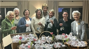 Insgesamt 1.500 Schmuck-Ostereier haben die Damen des Service-Clubs Inner Wheel Nordheide gebastelt und mit Losnummern gefüllt. Den Käufern winken attraktive Preise, dem Verein Einnahmen, die über entsprechende Institutionen Kindern aus dem Landkreis Rotenburg zugute kommen sollen. Foto: bz