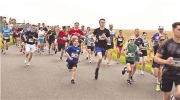 Insgesamt 180 Läuferinnen und Läufer starteten beim diesjährigen Bike Navy Run und drehten ihre Runden auf dem Flughafengelände in Nordholz.