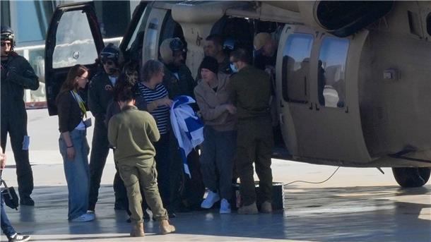 Insgesamt drei aus Israel entführte Männer kamen im Rahm eines Deals zwischen Israel und der Hamas am Samstag frei.