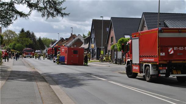 Lager eines Fahrradhändlers in Brake ausgebrannt Insgesamt elf Einsatzfahrzeuge der Braker Feuerwehren waren vor Ort.
