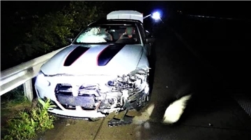 Ein weißes Auto nach einem Unfall, sehr ramponiert. Insgesamt fünf Unfälle mit Verletzten im Landkreis Cuxhaven und auf der A27 (Foto): Die Cuxhavener Polizei mahnt zu Vorsicht, Aufmerksamkeit und nüchternem Fahren.