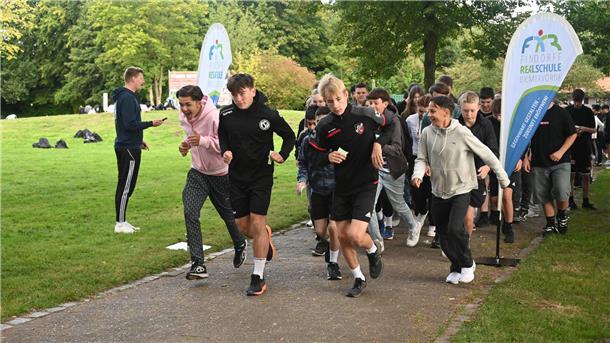 Sponsorenlauf der Bremervörder Realschule um den Vörder See Insgesamt gingen gestern Vormittag rund 400 Schülerinnen und Schüler aus 15 Klassen der Bremervörder Findorff-Realschule an den Start.