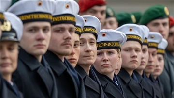 Insgesamt haben im vergangenen Jahr 15.935 Männer und 2867 Frauen den Dienst bei der Bundeswehr angetreten, in Summe also 18.802 Rekruten.