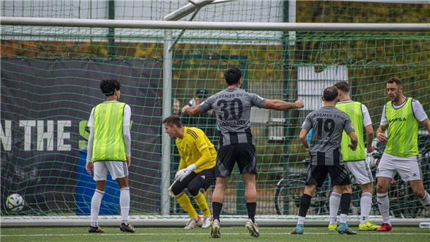 Die Pokal-Träume des OSC Bremerhaven und des ESC Geestemünde sind geplatzt Insgesamt neunmal musste OSC-Torhüter Torge Wiedenroth im Viertelfinale des Lotto-Pokals hinter sich greifen.