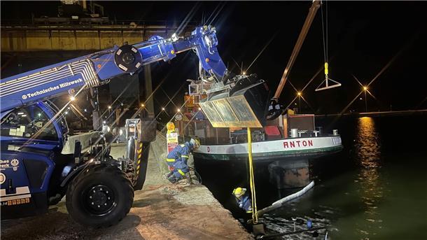 Insgesamt sechs Tonnen Öl-Wasser-Gemisch pumpte die Feuerwehr aus dem Rumpf des Schiffes ab.