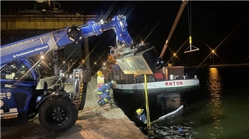 Insgesamt sechs Tonnen Öl-Wasser-Gemisch pumpte die Feuerwehr aus dem Rumpf des Schiffes ab.