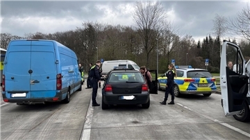 Insgesamt zehn Fahrer fischten Polizei und Zoll aus dem Verkehr, die nicht weiterfahren durften.