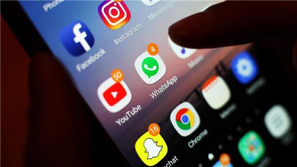 Zu viel Zeit im Internet verbracht Instagram, Snapchat und andere soziale Medien nutzen viele auf ihren Handys.