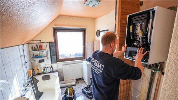 Instalation einer modernen Gasbrennwerttherme in einem Einfamilienhaus.