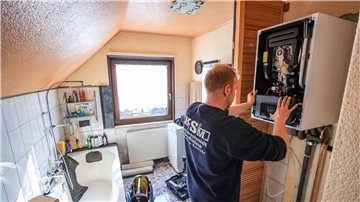 Instalation einer modernen Gasbrennwerttherme in einem Einfamilienhaus.