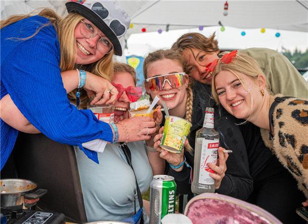 Instant-Kartoffelbrei, Fünf-Minuten-Terinen und Yum Yum-Instantnudeln, die mit heißem Wasser funktionieren sind auf den Festival besonders beliebt.