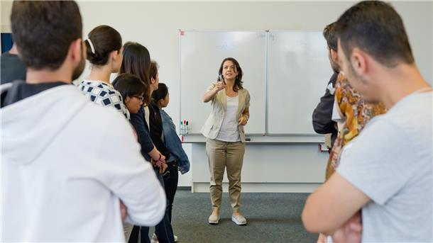 Integrationskurse können einen wichtigen Beitrag zur Eingliederung von Flüchtlingen sein und denen helfen, sich in ihrer neuen Heimat zurechtzufinden. Doch in der Wesermarsch fehlt es an Lehrerinnen und Lehrern für die Kurse.