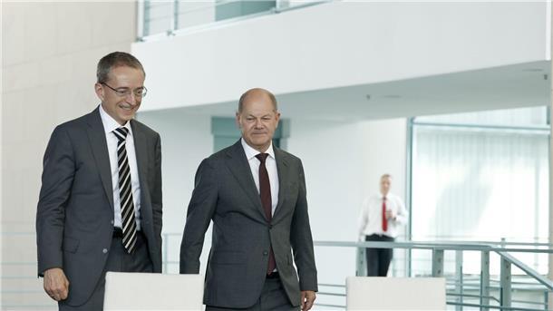 Bund will Intel-Fabriken mit fast 10 Milliarden Euro fördern Intel-CEO Pat Gelsinger (l) und Bundeskanzler Olaf Scholz vor der Unterzeichnung einer Vereinbarung zwischen der Bundesregierung und Intel.