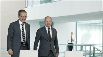 Intel-CEO Pat Gelsinger (l) und Bundeskanzler Olaf Scholz vor der Unterzeichnung einer Vereinbarung zwischen der Bundesregierung und Intel.