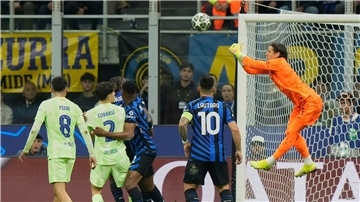 Inter-Torwart Yann Sommer (r.) zeigte gegen Barcelona eine starke Leistung.