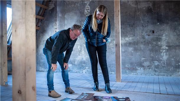 Interessent Winfried Hebold-Heitz steht mit Sabine Septinus von der Wohnungsgesellschaft in einer der zukünftigen Wohnungen im Haus-Projekt.