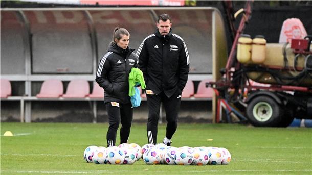 Interimstrainer Marco Grote und Co-Trainerin Marie-Louise Eta leiten das erste Training bei Union Berlin.