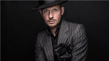 Interpretiert im Pferdestall Lieder des kanadischen Singer-Songwriters Leonard Cohen: Dennis Fischer.
