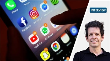 Die Bildkombination zeigt Apps auf einem Handy-Display und das Gesicht eines Mannes