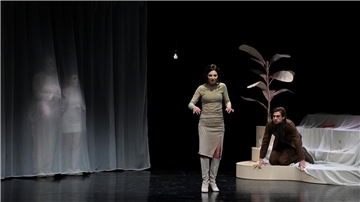 Intrigenspiel auf hohem Niveau: Elmire (Julia Lindhorst-Apfelthaler) und Tartüff (Richard Feist) werden von Madame Pernelle (Kay Krause) und Mariane (Anna Caterina Fadda) hinter dem Vorhang belauscht.