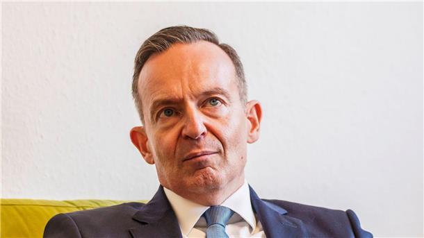 Grüne Jugend fordert Investitionen in ÖPNV oder Rücktritt Investitionen in den Nahverkehr oder den Rücktritt von Verkehrsminister Volker Wissing (FDP) - das hat die Grüne Jugend gefordert.