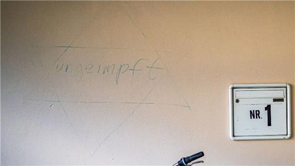 Inzwischen fast weggeschrubbt, aber noch leicht zu erkennen: der Judenstern (links) mit der Aufschrift „ungeimpft“ an der Wand der Kindertagesstätte Ellhornstraße in Geestemünde.