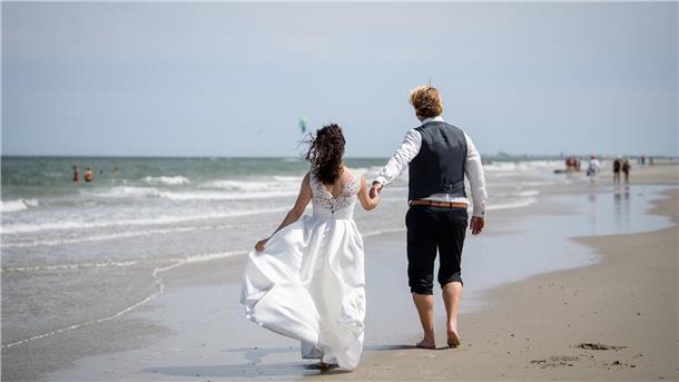 Schlösser und Strand: Besondere Orte für Trauungen gefragt Inzwischen haben sich schon 400 Paare am Strand der Nordsee-Insel Juist trauen lassen. (Archivbild)