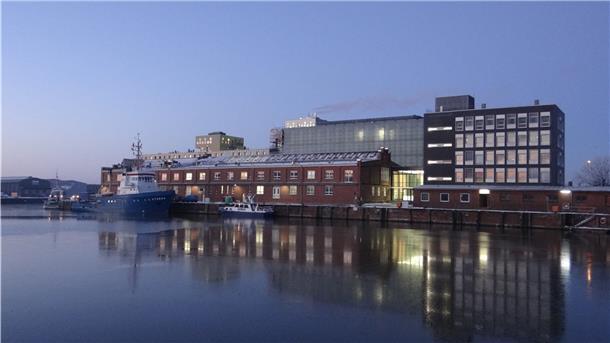 Inzwischen hat das AWI fünf Standorte. Zu Bremerhaven (hier im Bild) sind im Laufe der Jahre Potsdam, Helgoland und Sylt dazu gekommen. Jüngster Ableger ist das im Aufbau befindliche Helmholtz-Institut für Funktionelle Marine Biodiversität in Oldenburg. Es wurde 2017 gegründet.