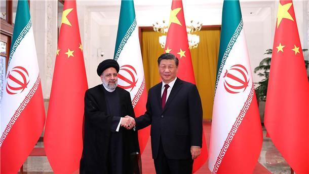 Iranischer Staatsbesuch in China: Ausbau der Beziehungen Iran Präsident Ebrahim Raisi (l.) und sein chinesischer Amtskollegen Xi Jinping bei der Begrüßungszeremonie in Peking.