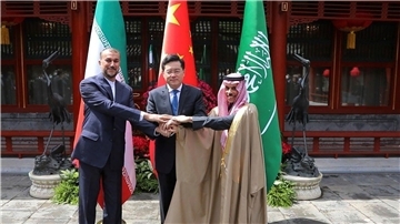 Irans Außenminister Hussein Amirabdollahian (l.), sein saudischer Kollege Prinz Faisal bin Farhan Al Saud (r.) sowie Chinas Außenminister Qin Gang in Peking.