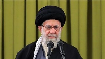 Irans Religionsführer Ajatollah Ali Chamenei. Der Iran und Saudi-Arabien wollen nach jahrelangem Konflikt ihre diplomatischen Beziehungen wiederherstellen.